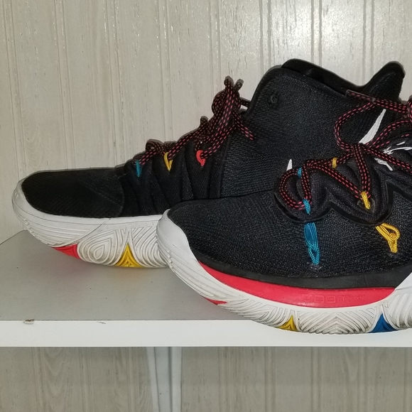 Nike Kyrie "Friends" - Picture 7 of 8